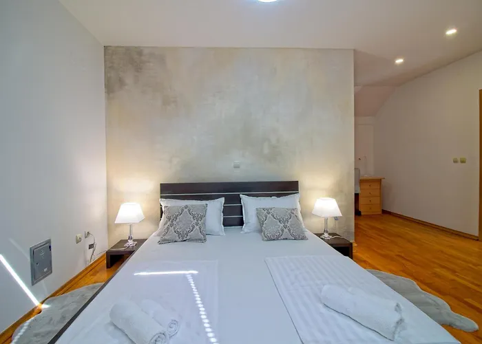 Stross Apartments & Rooms
